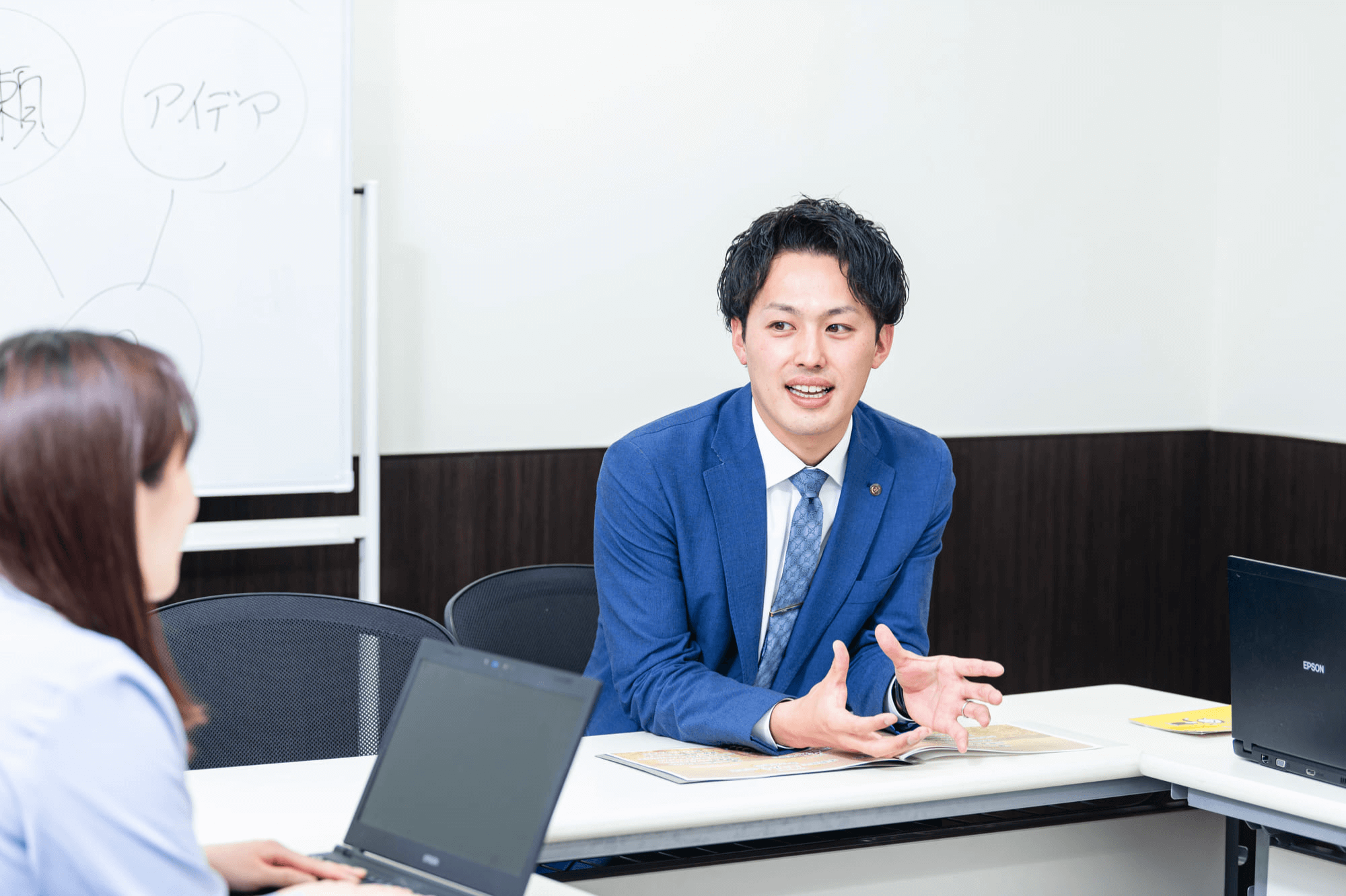 インタビュー中の重本