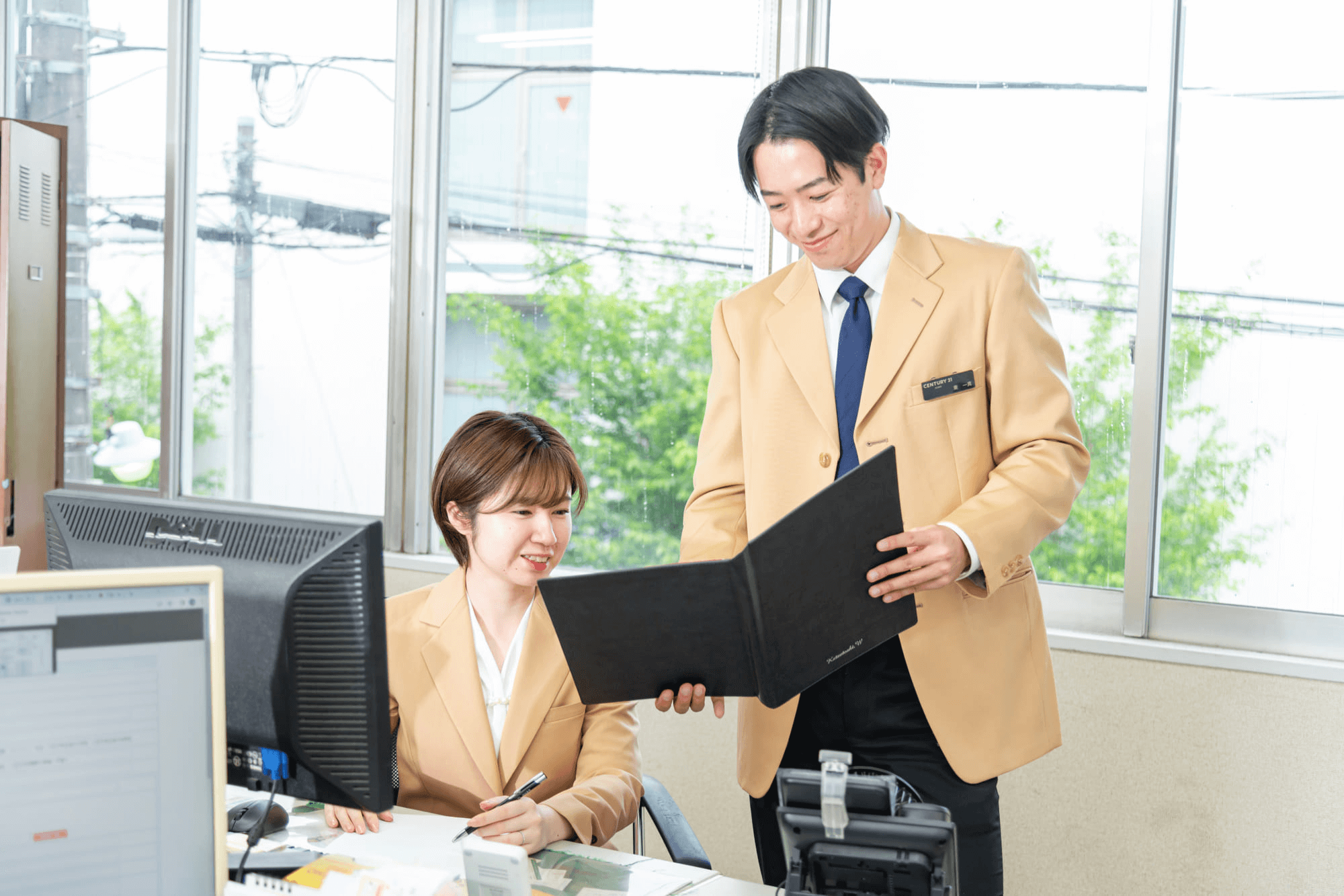 物件情報を確認する様子